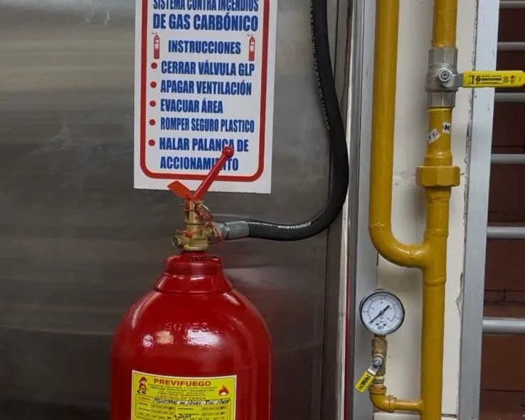 Cilindro CO₂ con instrucciones de accionamiento AVISO